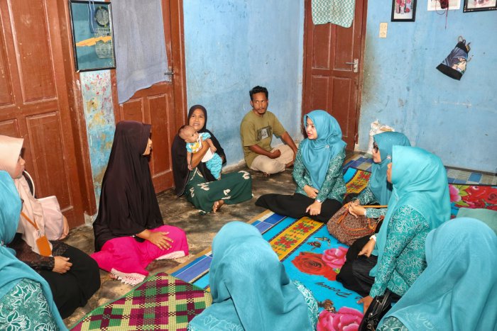 Pj Ketua TP PKK Kota Sabang sapa dan berikan bantuan kepada anak stunting