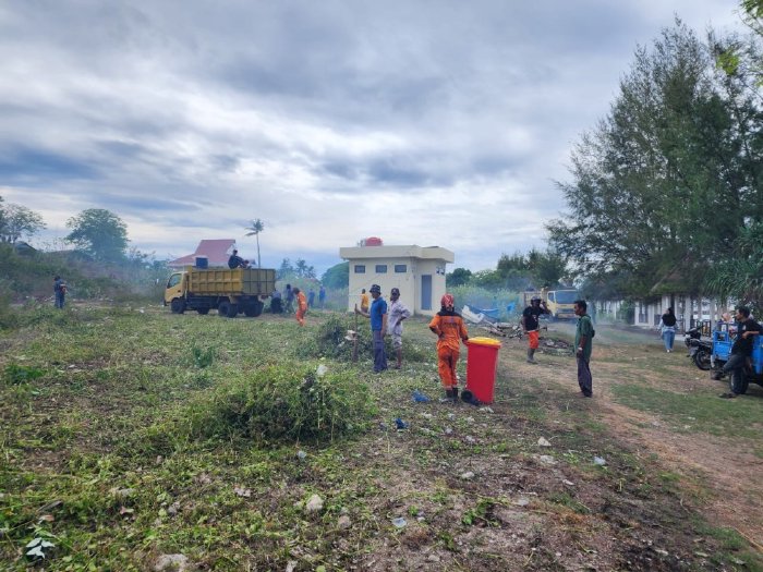 Bersihkan Pantai Sumur Tiga, DLHK Kota Sabang kumpulkan 4 ton sampah