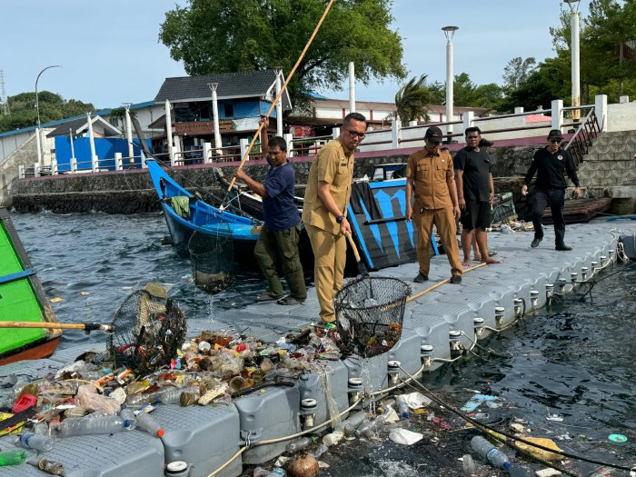 Bersama DLHK, Pj Wali Kota Sabang bersihkan sampah di teluk Sabang